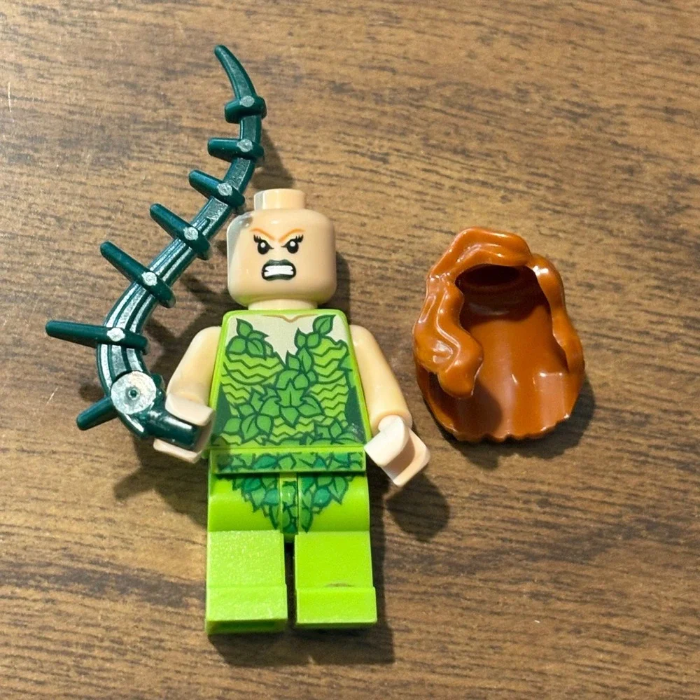 LEGO DC Super Heroes Poison Ivy Minifigure with Vine Accessory sh010 Batman